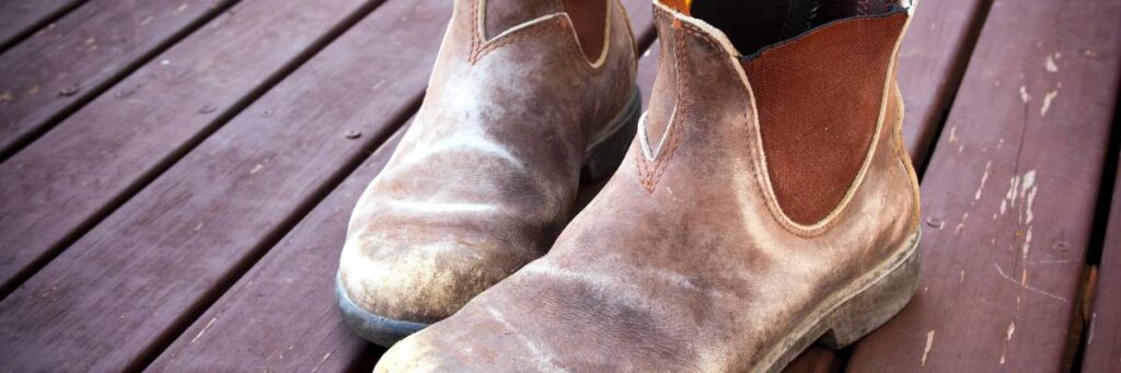 Obuwie robocze. Obrazek w artykule Czy śmierdzące buty robocze to problem? Sprawdzone sposoby, jak usunąć brzydki zapach z butów