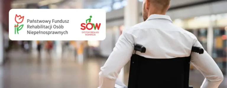 Obrazek wyróżniający do artykułu - sow pfron. Na obrazie widoczny jest mężczyzna siedzący na wózku inwalidzkim, który zwrócony jest plecami do widza. Mężczyzna ubrany jest w białą koszulę. W tle widać rozmytą przestrzeń, prawdopodobnie wnętrze budynku, z ludźmi przechodzącymi w oddali. W lewym górnym rogu obrazu znajduje się biały prostokąt z dwoma logotypami. Pierwszy logotyp po lewej stronie to logo Państwowego Funduszu Rehabilitacji Osób Niepełnosprawnych (PFRON) z napisem "Państwowy Fundusz Rehabilitacji Osób Niepełnosprawnych". Drugi logotyp po prawej stronie to logo Systemu Obsługi Wsparcia (SOW) z napisem "System Obsługi Wsparcia". Całość obrazu sugeruje tematykę wsparcia i rehabilitacji osób niepełnosprawnych.